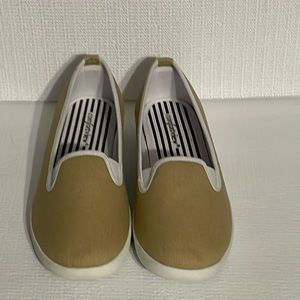 Comfortview slip on canvas Loafers, size 9.5